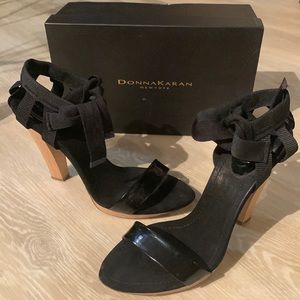 Donna Karan patent leather & cotton canvas straps Wooden 4 inch heels Size 9.5